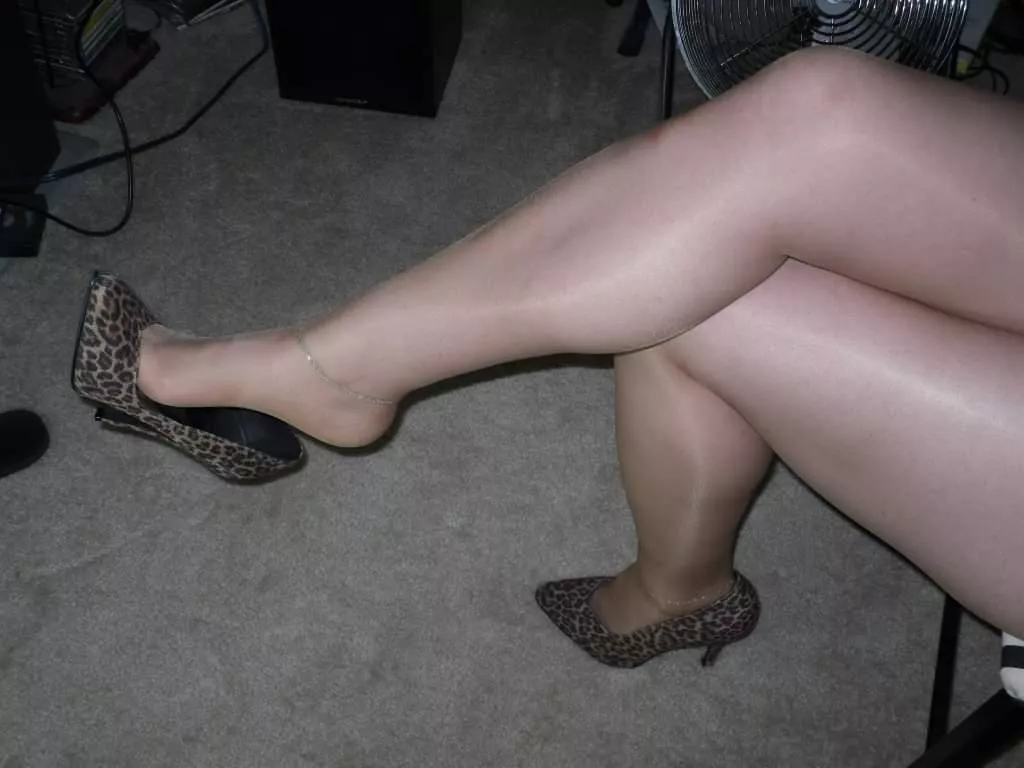 ⚠️CAUTION⚠️ Legs Crossing (with a possible heels dangle) [OC]