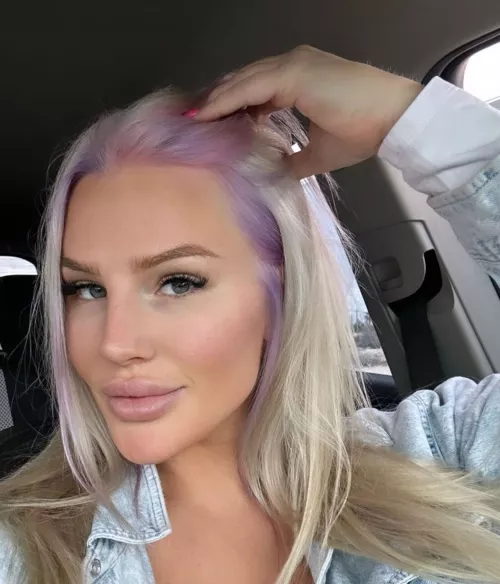 Everything simple light blush light eyeliner and light matte and I'm good