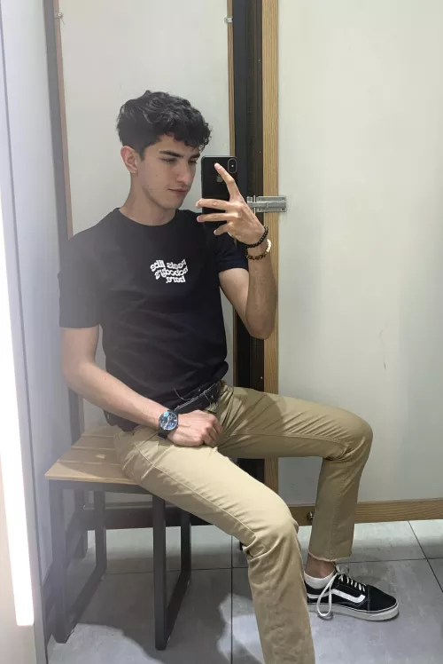 Hey there, its been a while. A real quest does anyone notice anything awk in this photo? 😎