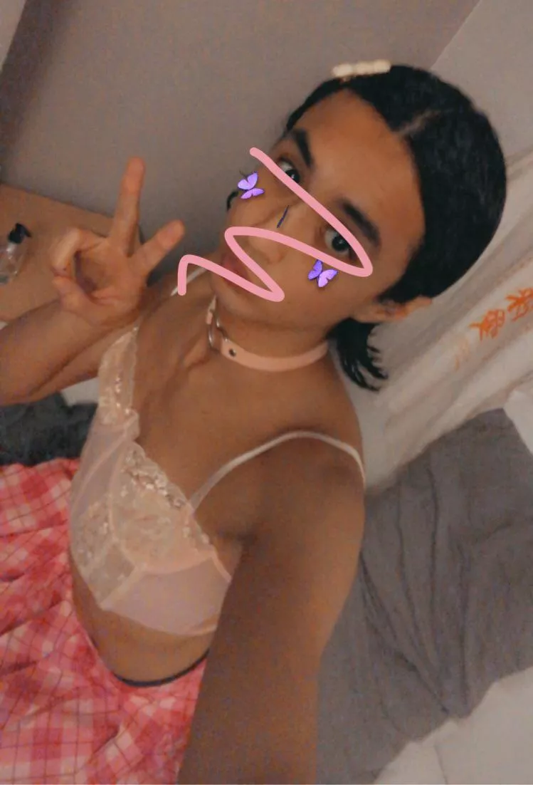 How is my outfit? Asian sissy here looking for a daddy/dom 💕💕