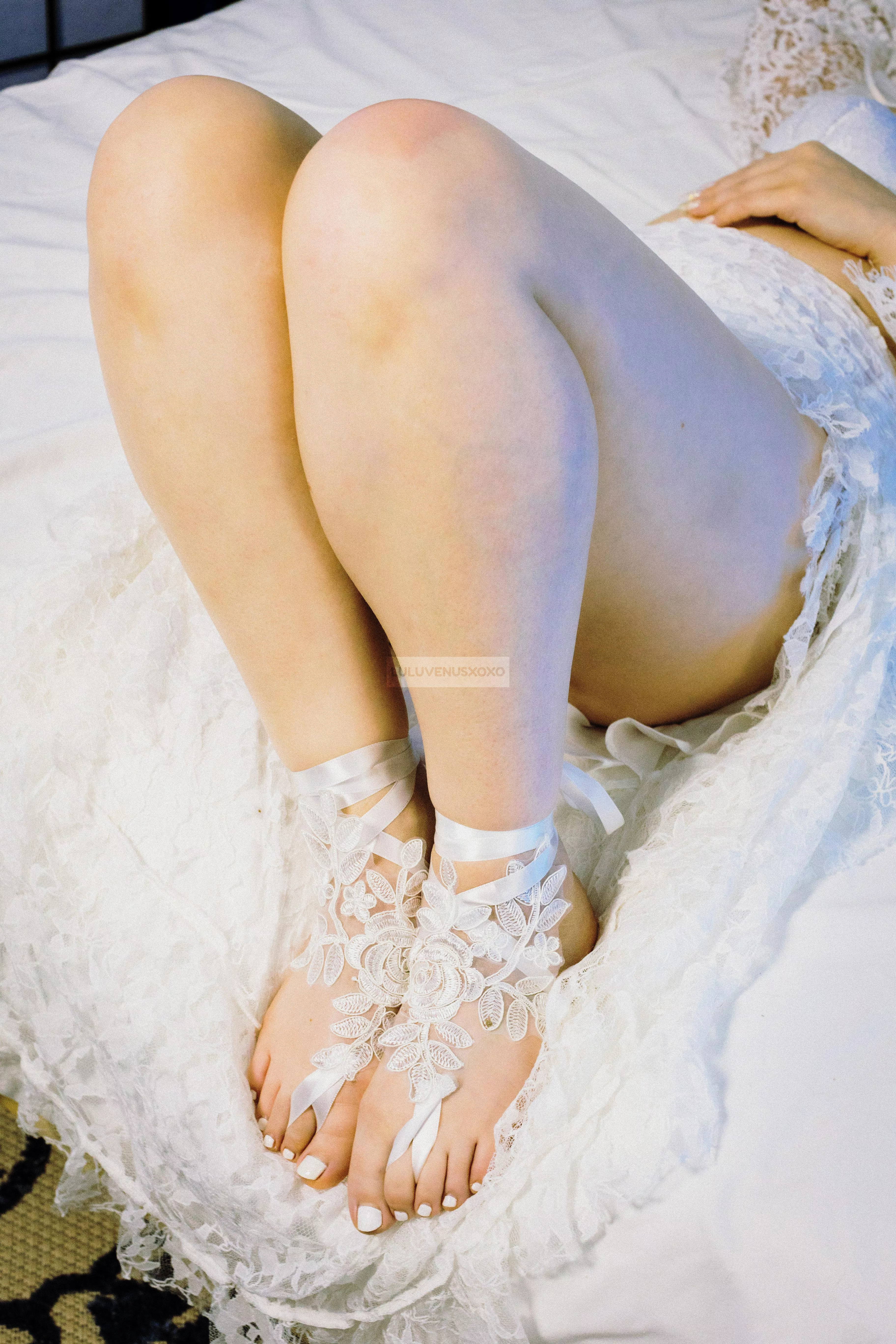 I want to lay in bed and read. Mind if I rest my feet in your lap? 😘