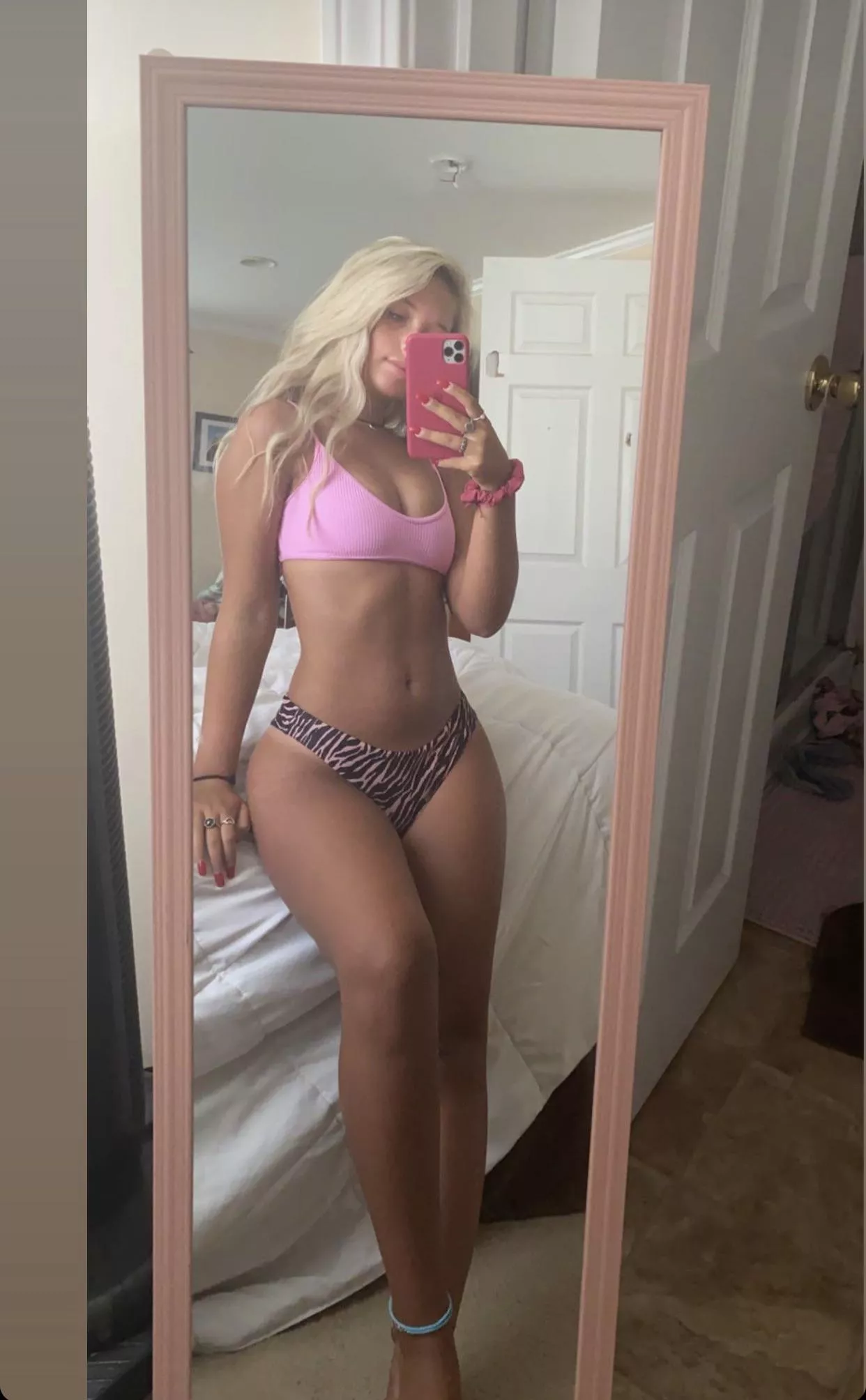 IUTR Tan college goddess