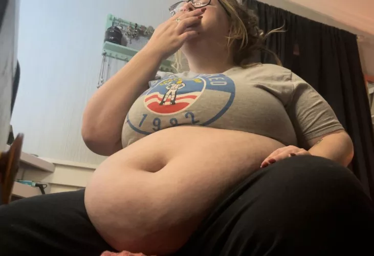 Just stuffing my fat face on Oreos and pie 🤤