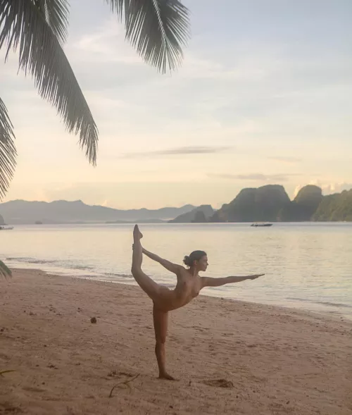 Nude dancer on the beach 🏝️