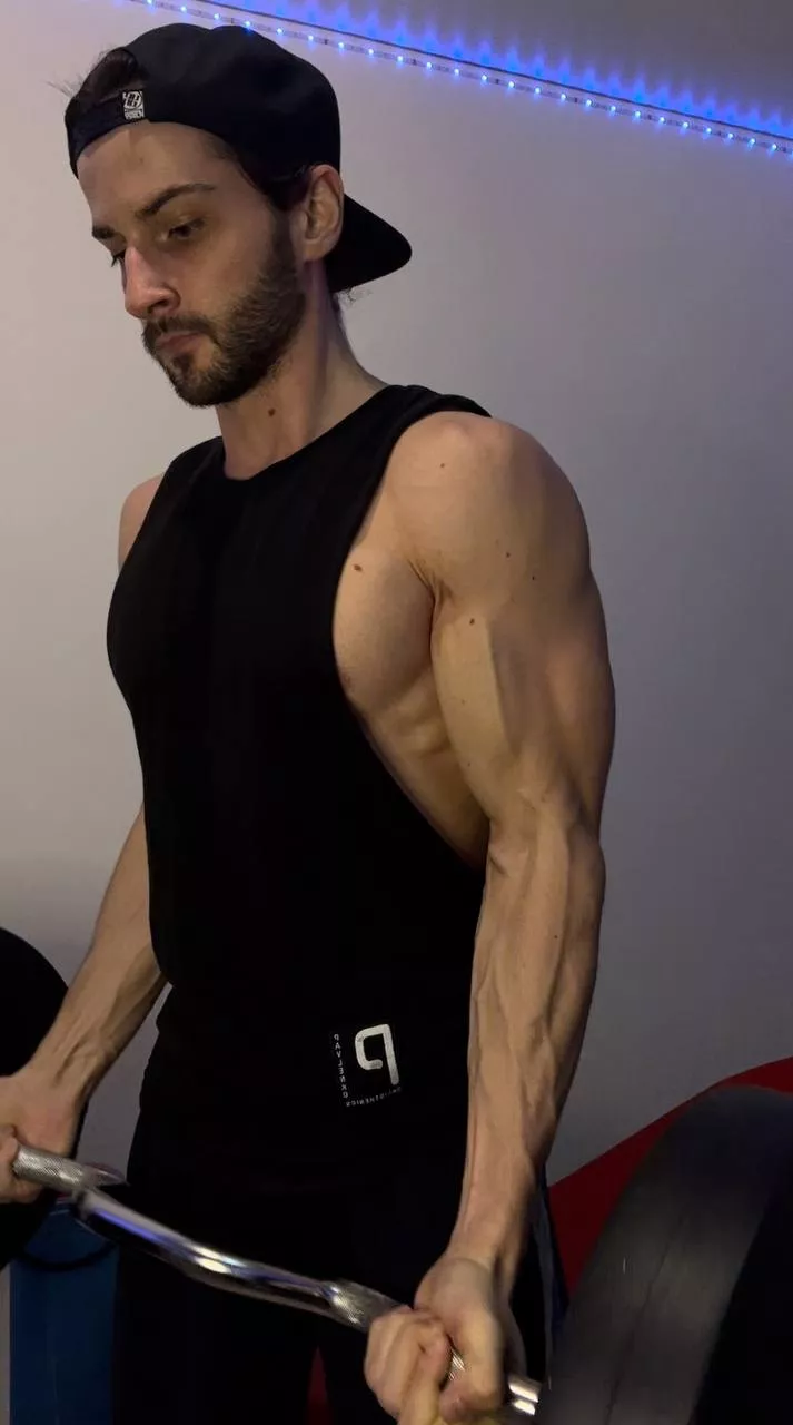 Worship me while I train my big arms 😈