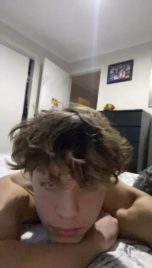 18 Dutch. Looking for muscular men with big dick. Hmu for snap, with pic.