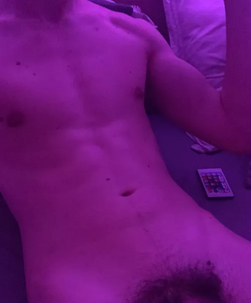 18 hairy twink, looking for older, +dom +daddy +hung +muscle/fit +hairy +kinky sc:markhrny12
