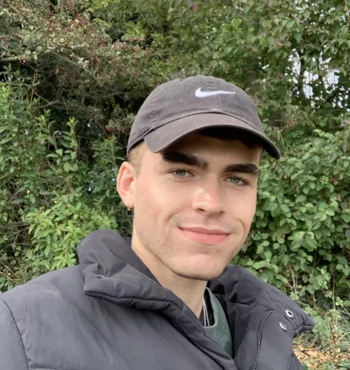 23 M Hung with a peachy butt. Snap: Rxgans