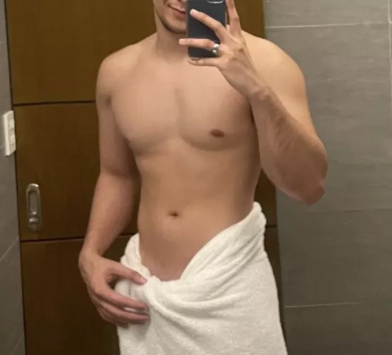 25 M looking for a hairy buddy. Snap me @watergoh