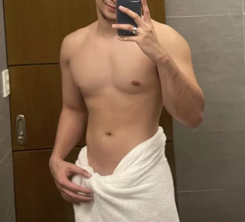 25 M looking for a hairy buddy. Snap me @watergoh