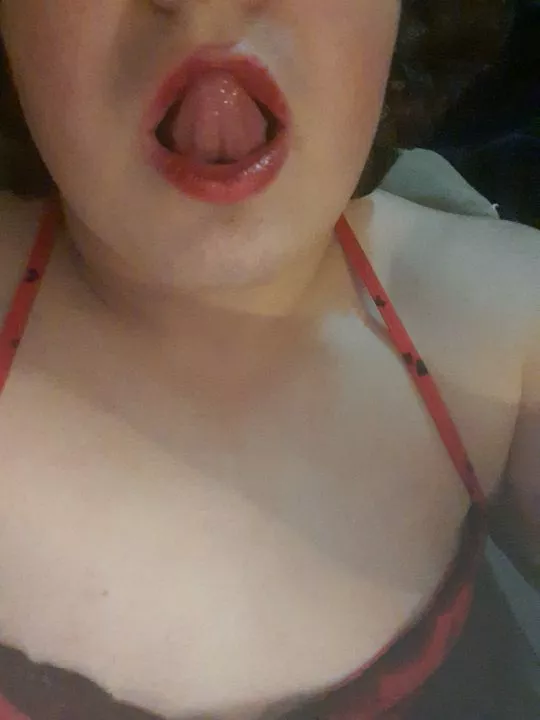 26 sissy, my gf dared me to offer my mouth as a urinal
