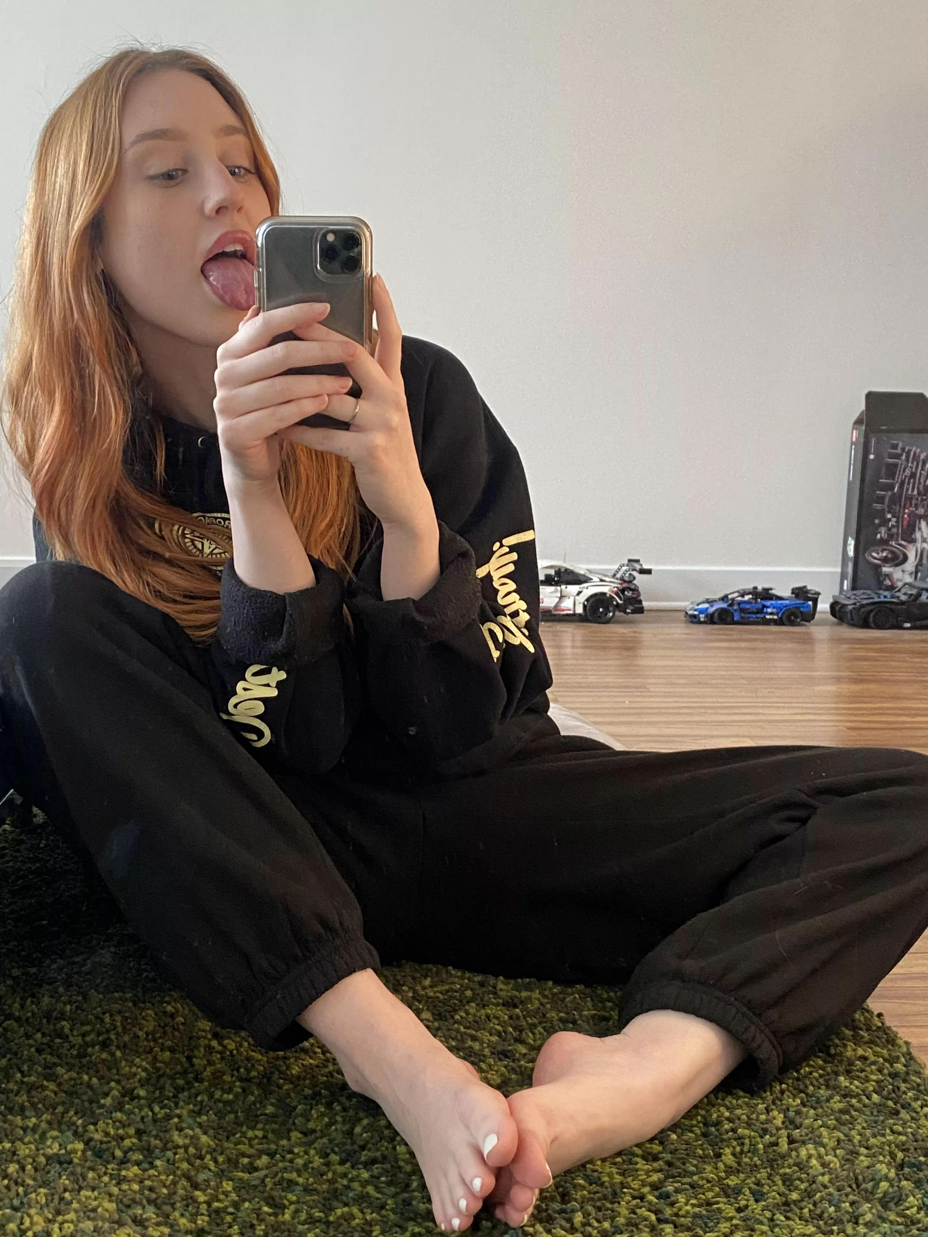 can you get off to this pic? 👀