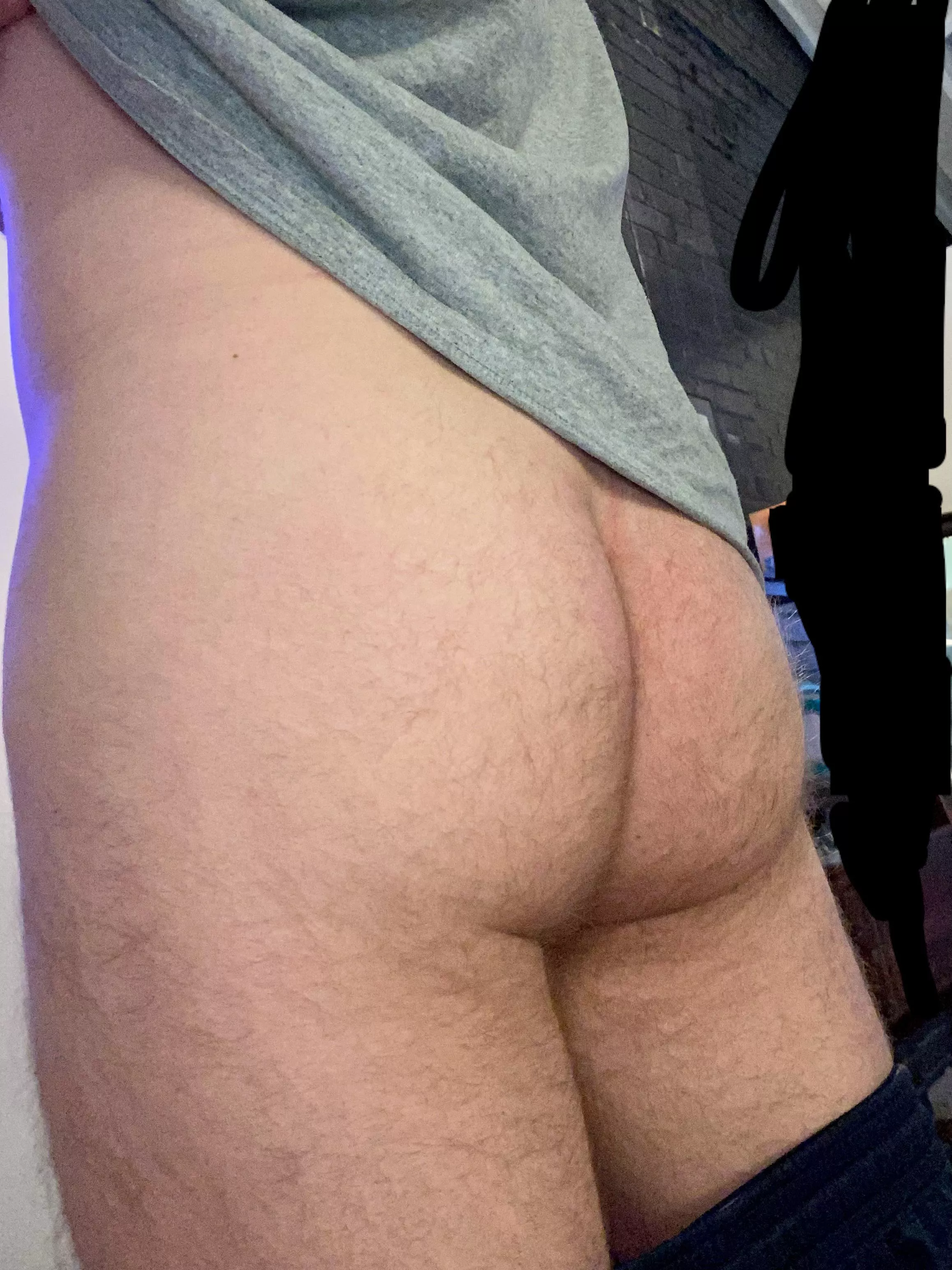 DL College football player here. I’m open minded and want to meet new people. I just turned 21! (6’1 195)