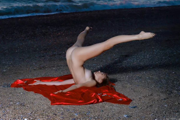 Elle Tan in Sunset Show