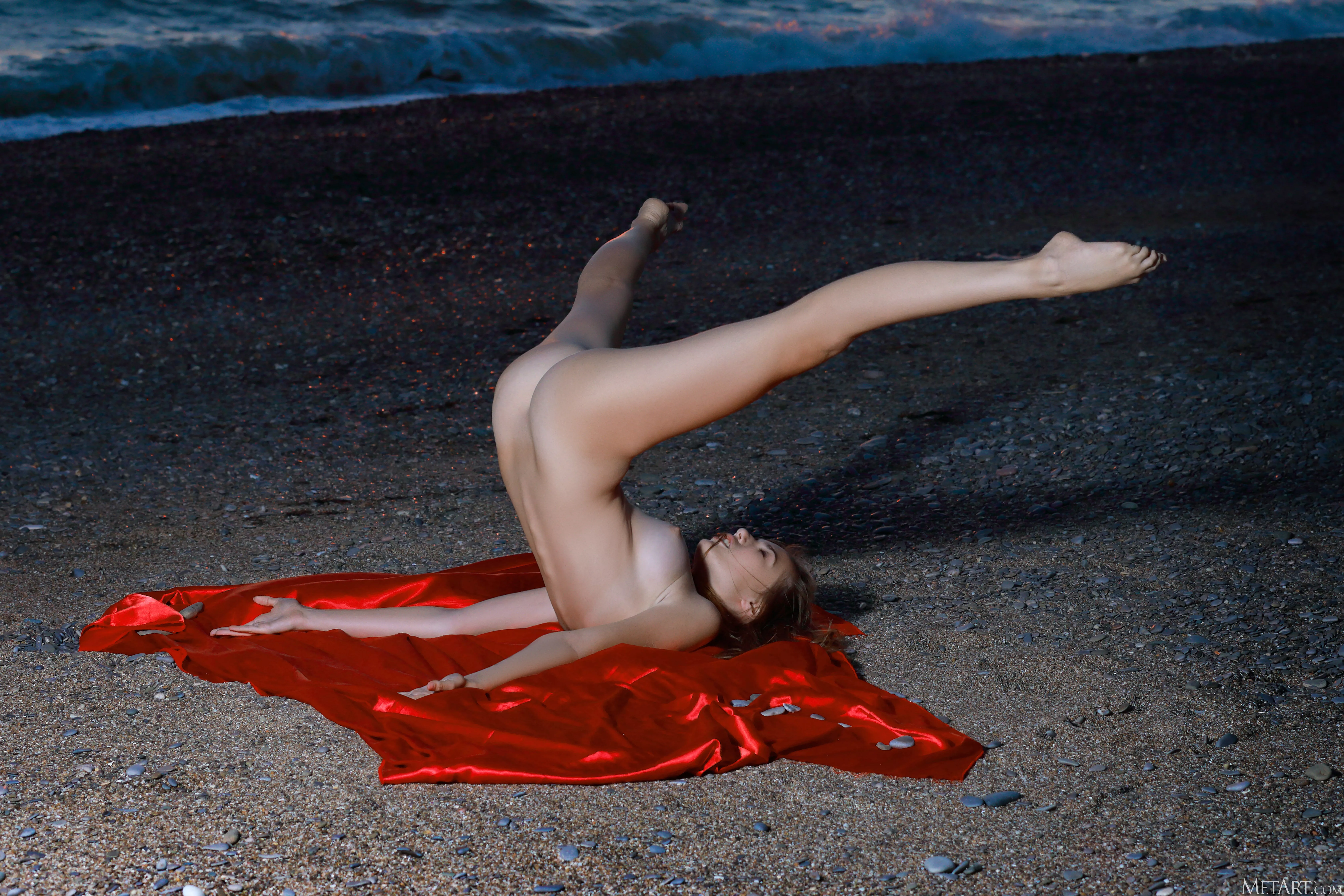 Elle Tan in Sunset Show