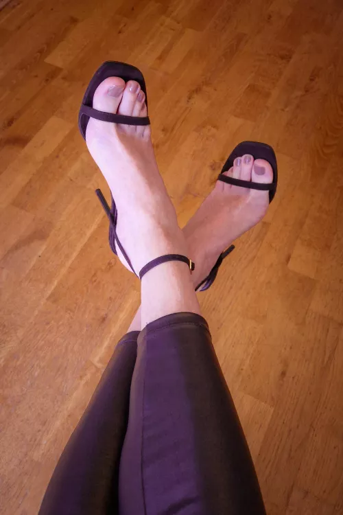 Happy Friday. I have a new colour on my toes!