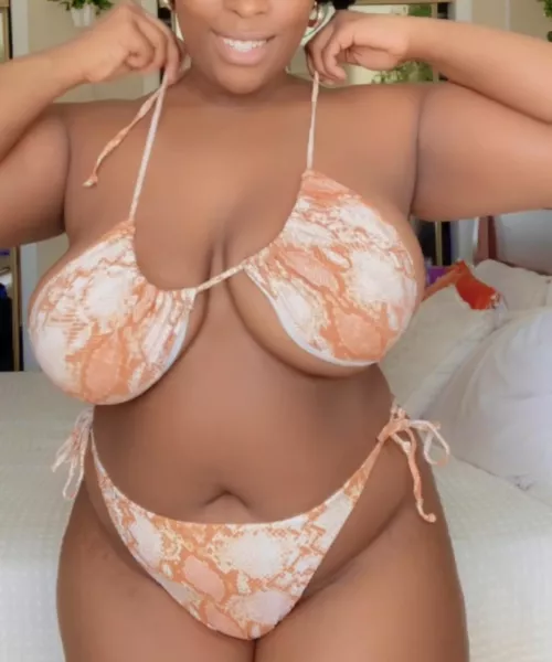 I wanna strip out of my snakeskin bikini for you babe💕👸🏾👙