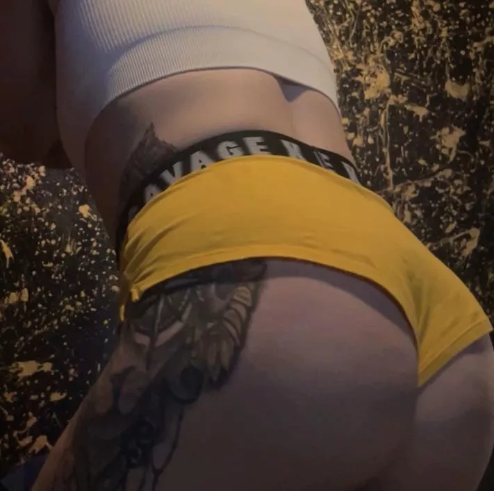 My ass making a meal out of my favorite shorts ☀️