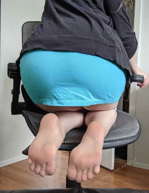 Rub your cock on my soles