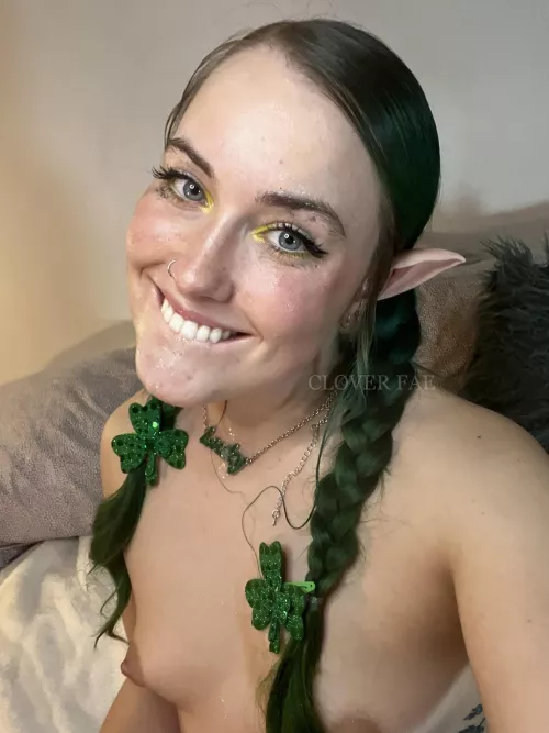 Small leprechauns have smol boobs