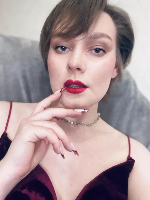 The best choice for pixie - red lips