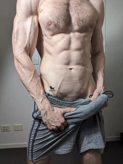 There’s no hiding it in grey sweats 🤷‍♂️🤨