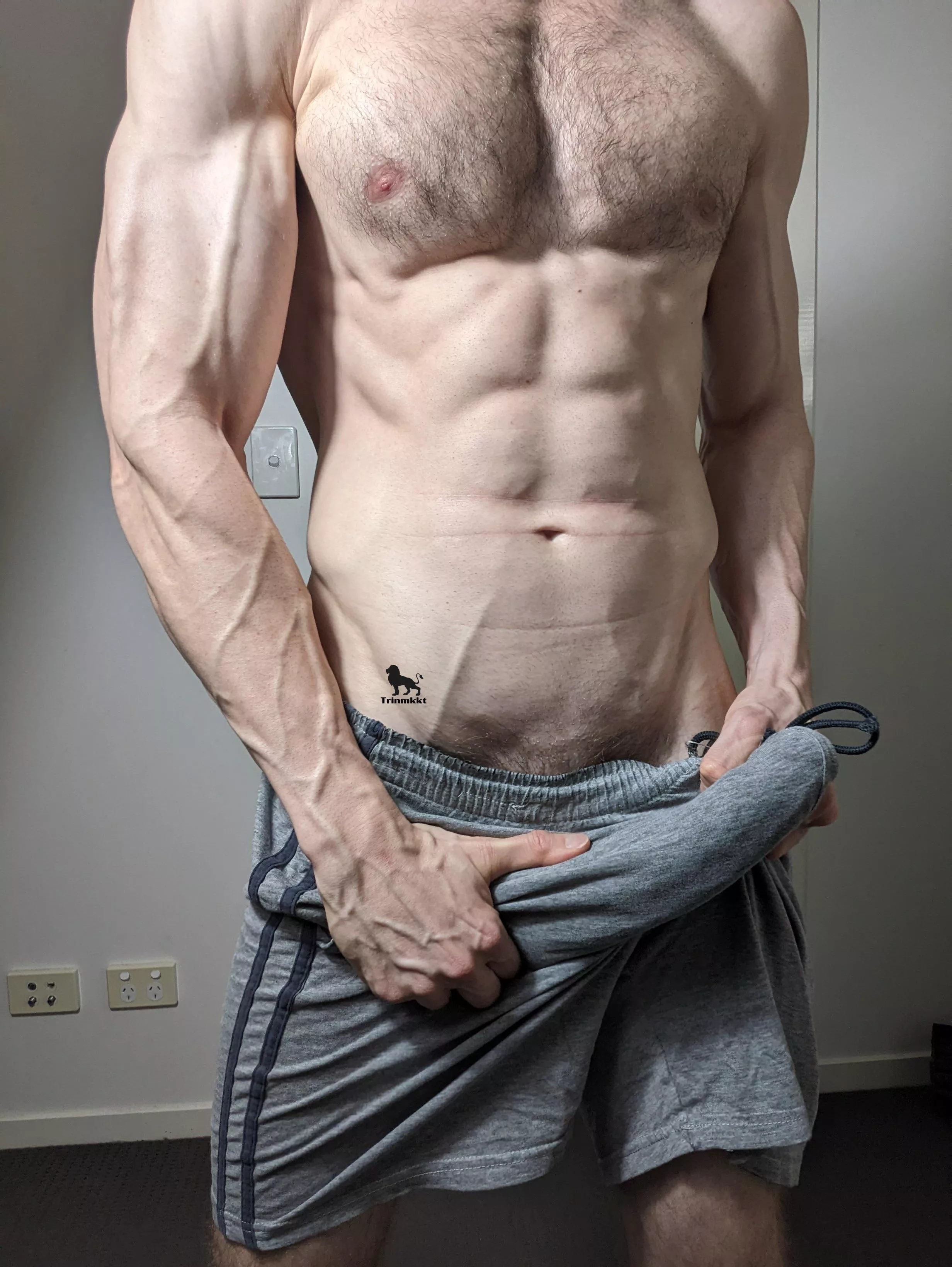 There’s no hiding it in grey sweats 🤷‍♂️🤨