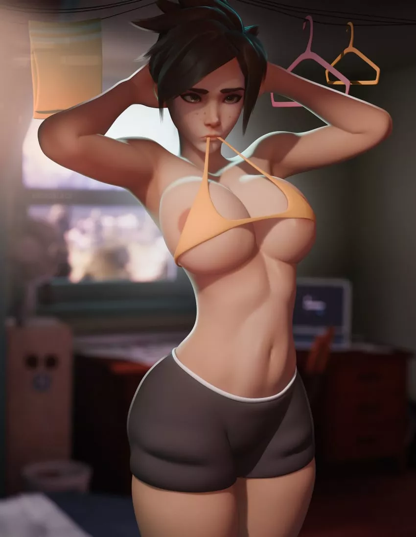 Tracer in tight shorts (BreadBlack)