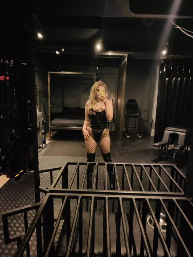 Upvote if you know you are smaller than 7 inches and want to be humiliated by the queen of SPH! Special link below [domme]