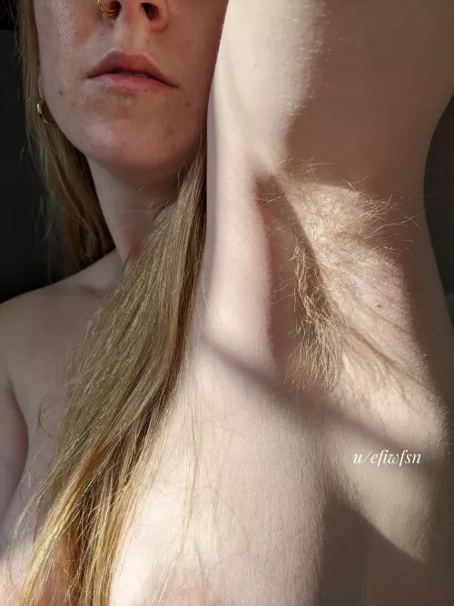 When you have sexy armpits, you show them off on reddit