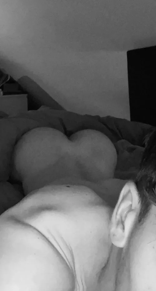 21 bottom into BIG cocks and muscles. hmu for fun