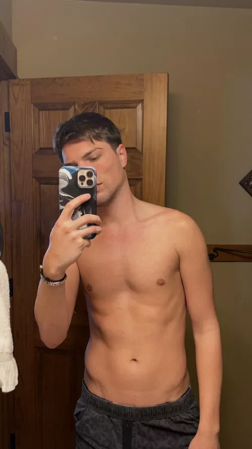 25 California looking for regular jerk bud. Be hung and fit. @danieldove3