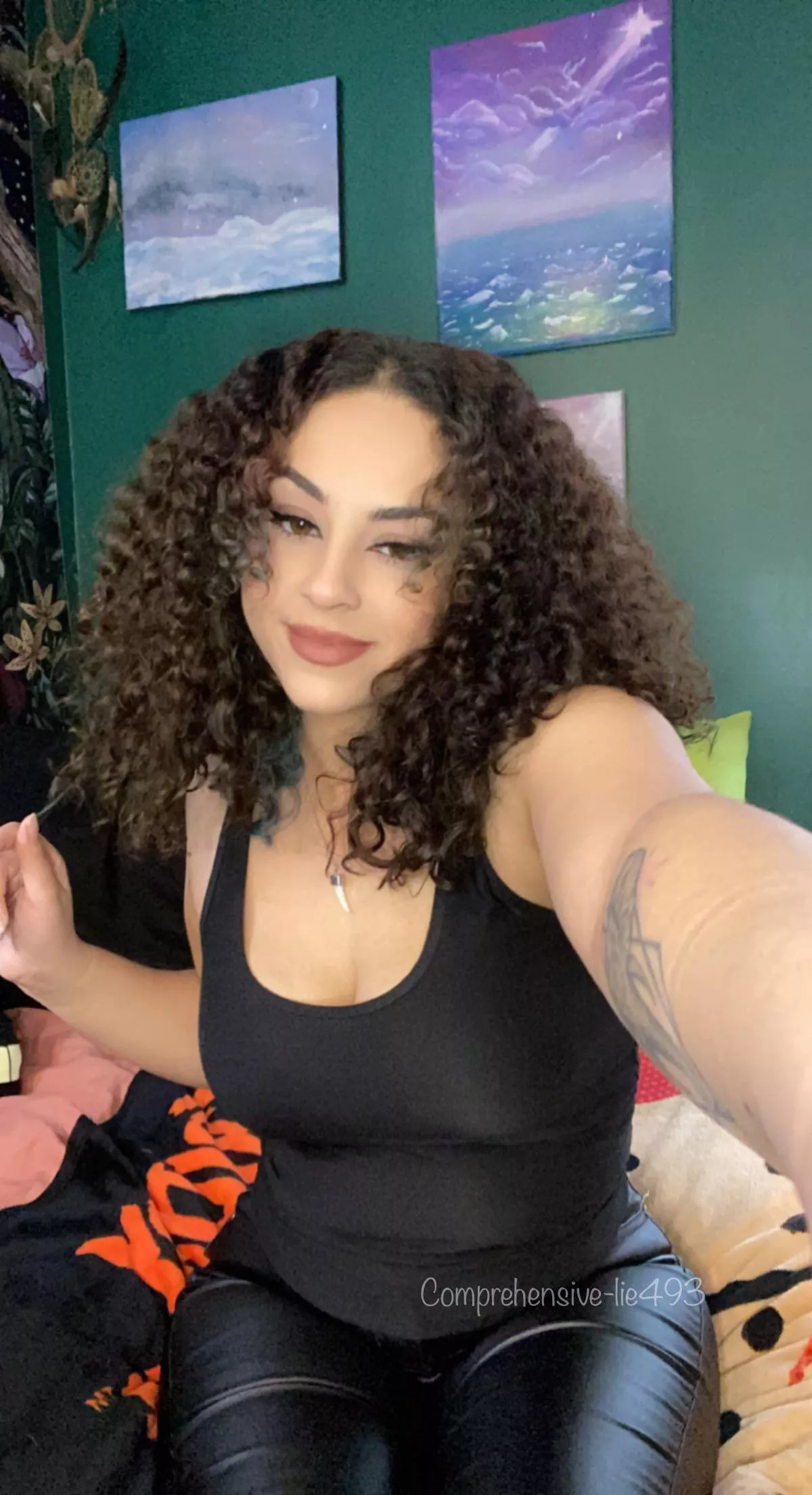 4’11 w curly hair & small feet😉 ask for my snap <3