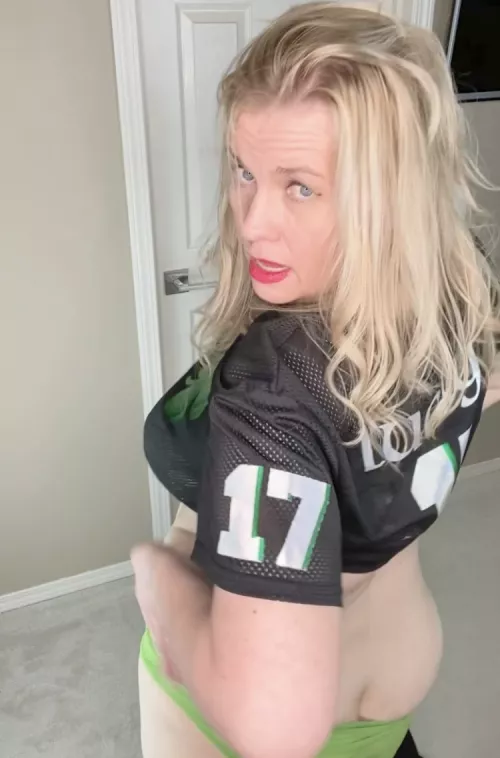 (43) Let’s make my husband green with envy ☘️💋