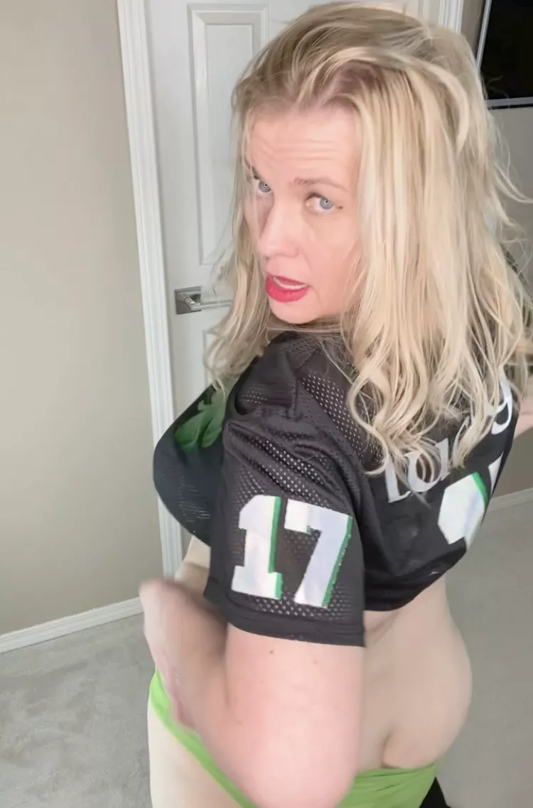 (43) St Paddy’s day milf!