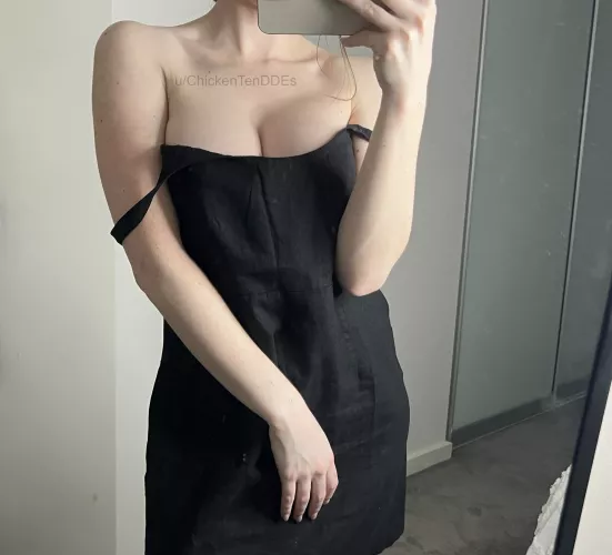 Cute and simple dresses can also be so sexy! [F]