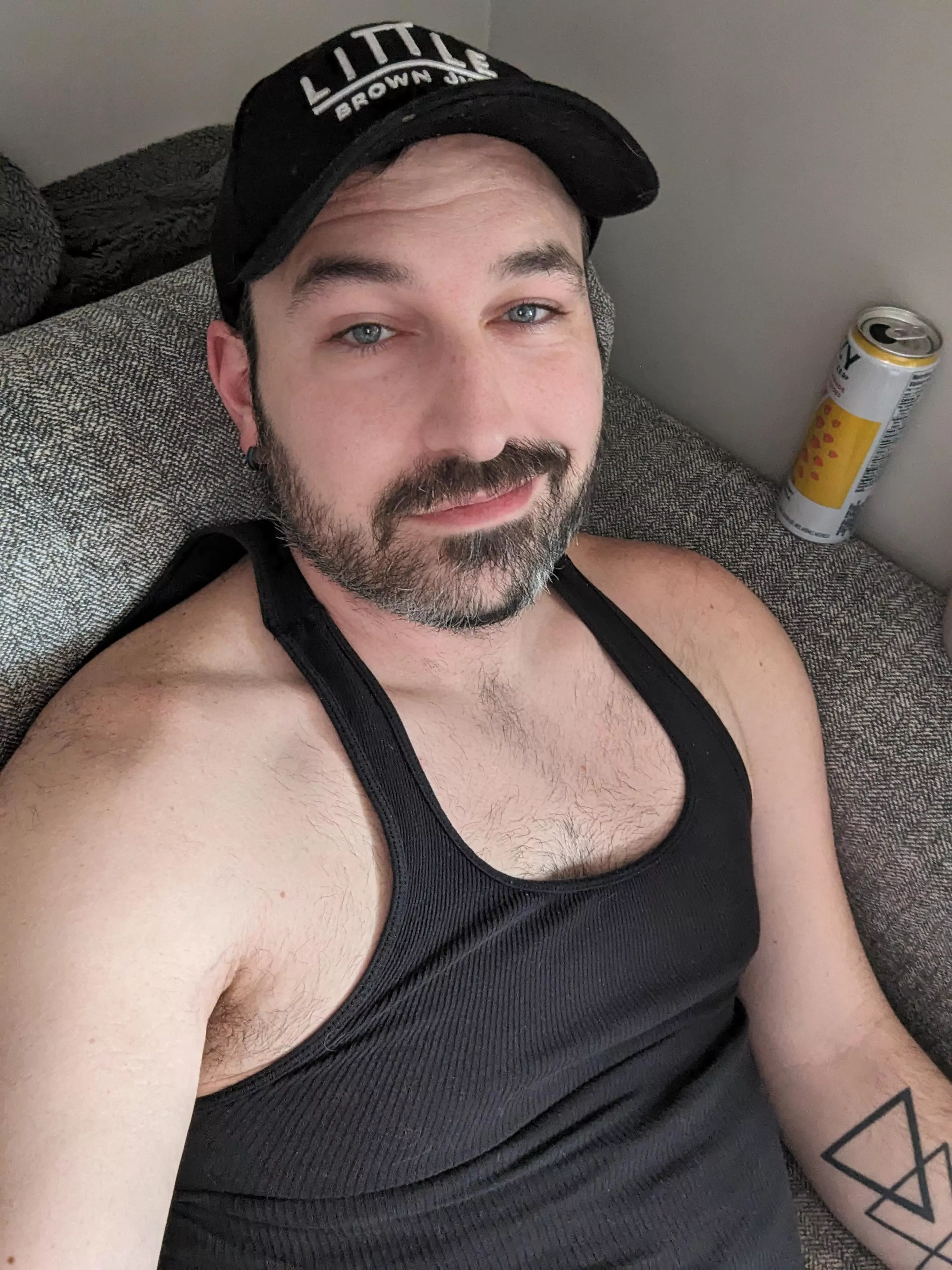 Happy Saturday, gonna run some dungeons before I head out to a party later! Who's in?