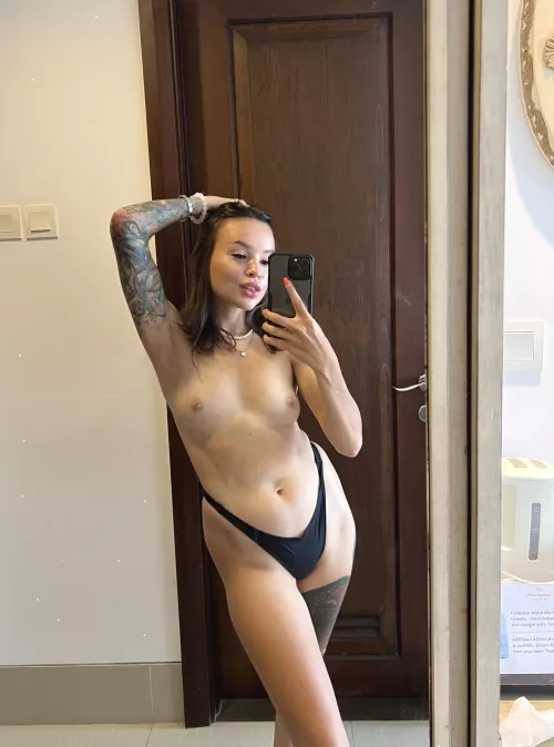 Hypnotizing everyone with my boobs