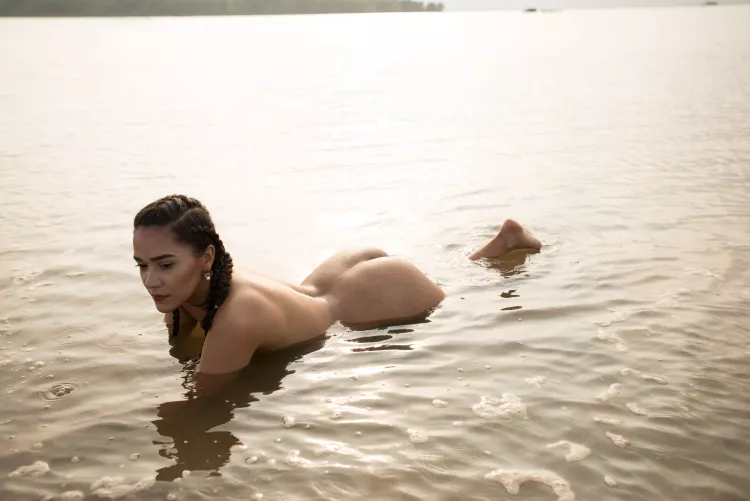 I'm here to wear clothes and chew bubblegum, and I'm all out of clothes