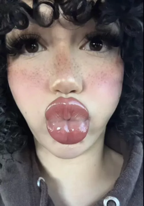 Imagine her sucking you up 🤤, full vid on my Sub