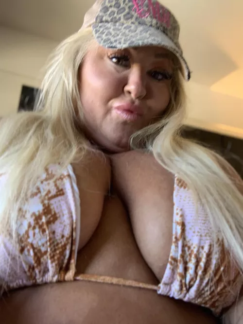 Let's go to the pool and enjoy the sunshine ☀️ 😜