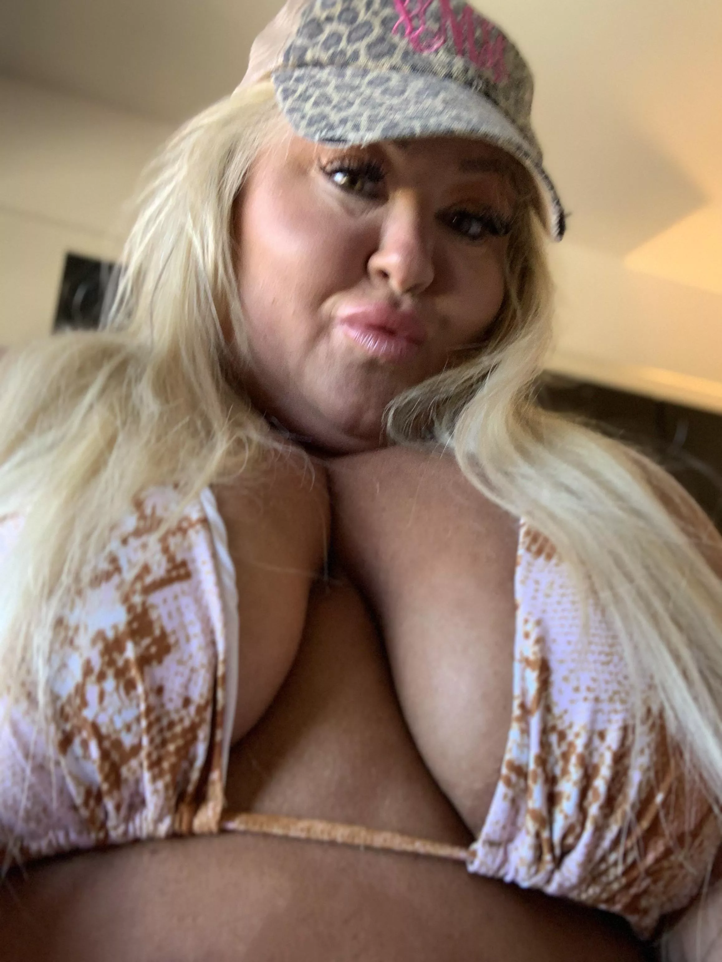 Let's go to the pool and enjoy the sunshine ☀️ 😜