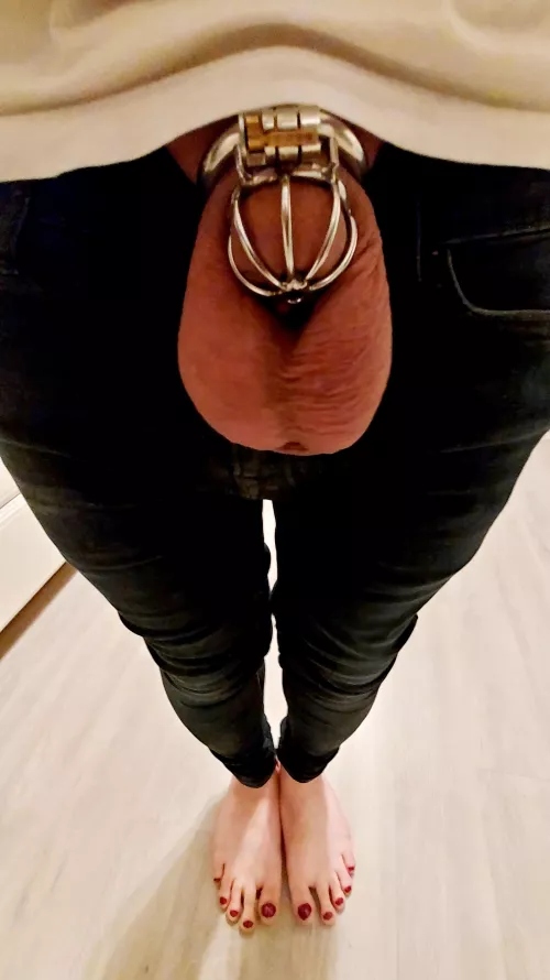 Over a week caged without an orgasm. Painted my toes to celebrate 🥳