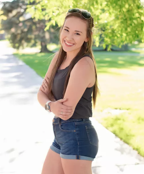 Pretty Brunette (21)