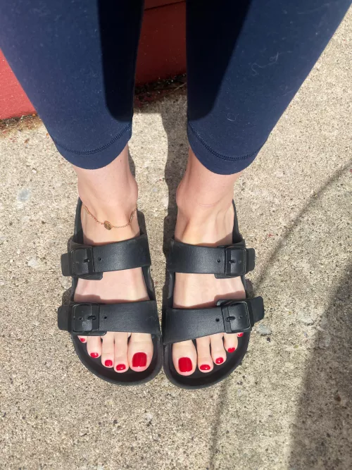 Who doesn’t love a girl in red? 😍