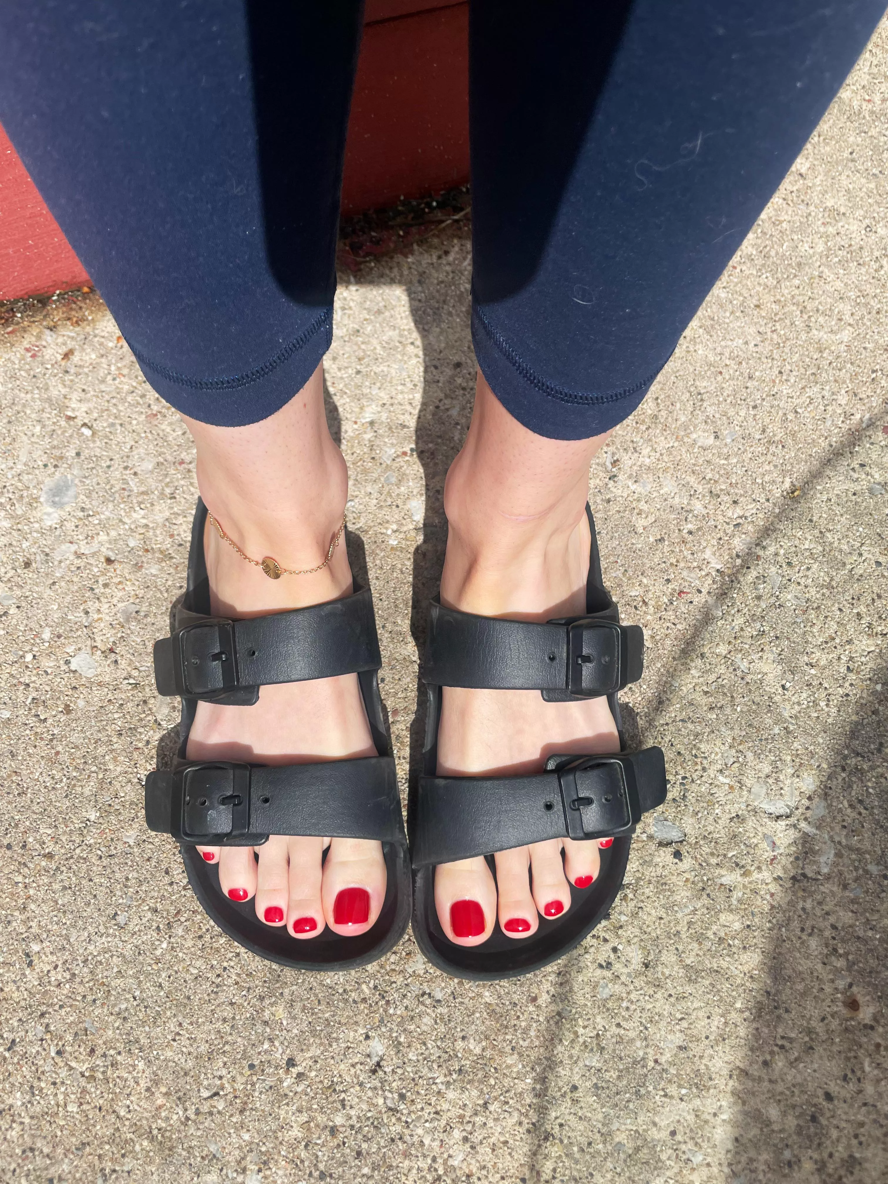 Who doesn’t love a girl in red? 😍