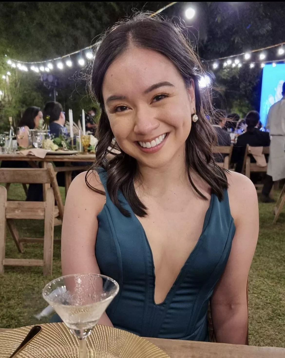 Would you share a drink with this pretty Filipina?