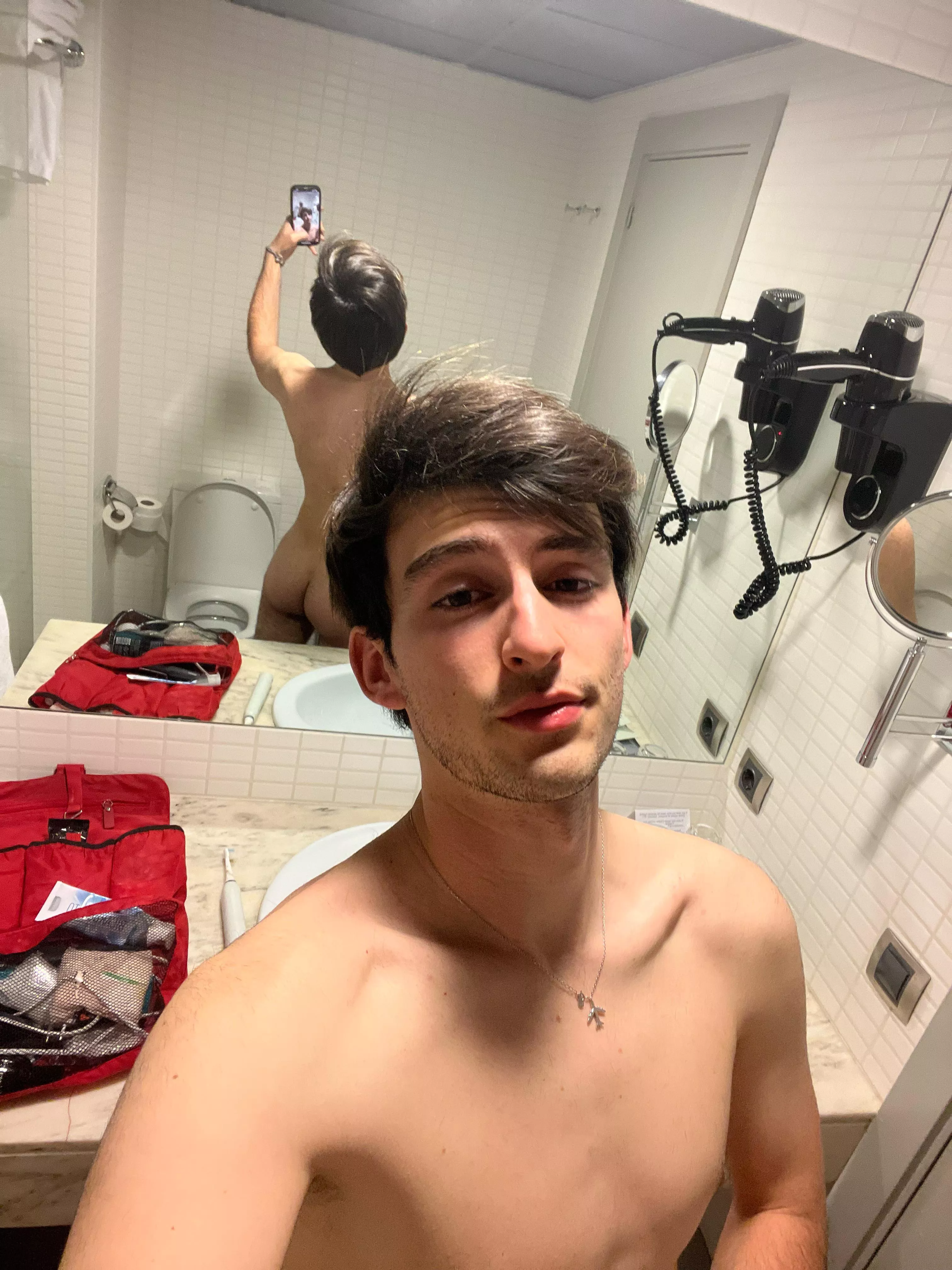 19 Spain handsome fit guy looking for same big d+ abs+ Hmu with pic @chsa03 on add ;))