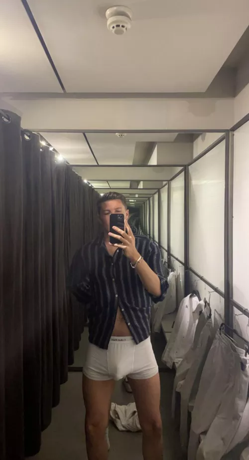 24 UK M - hung and hoooorny model. If you’re happy to show your belly button/ happy trail off to me, add my snap! Snapchat- jbw-14