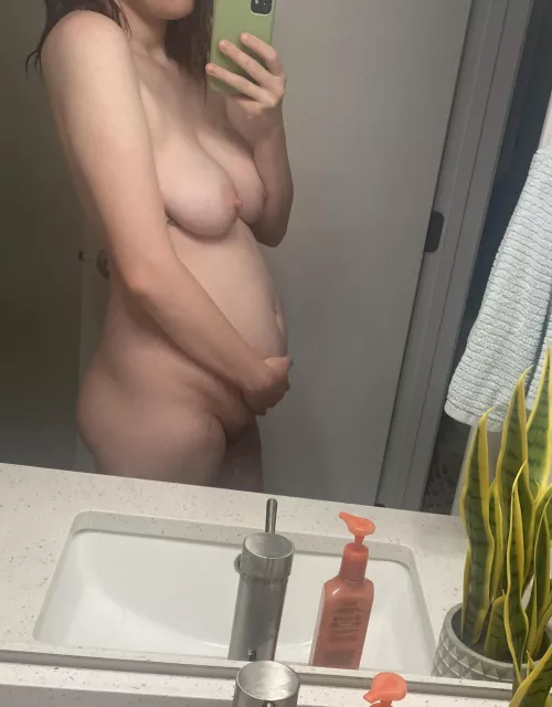 😂 Any other ladies pretend to be pregnant with their bloating and food babies? F30 5’8 145